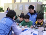 3월 23일(토) 오전 신한은행 광교영업부에서 열린 신한어린이금융체험교실에서 초등학생들이 실제 영업점 체험과 강의를 받고 있는 모습.