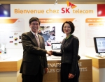 방한중인 플뢰르 펠르랭 프랑스 중소기업 • 혁신 • 디지털 경제 장관(사진 오른쪽)이 25일 SK텔레콤을 방문, 원스탑 소상공인 경영지원서비스 ‘마이샵’을 체험하고 있다.