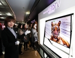 지난 23일부터 서울 삼성동 코엑스몰에 마련된 삼성전자 UHD TV 체험존에서 삼성전자 모델이 85형 UHD TV를 소개하고 있다.