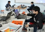 ▲ 매주 토요일 한국기술교육대학교 ‘로봇중점 노벨연재교육원’에서 로봇교육을  받고있는 중학생들 모습
