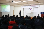 한국보건복지인력개발원 서울사회복무교육센터 황운성 센터장이 은평구 소속 사회복무요원들을 대상으로 교육을 하고 있는 모습.
