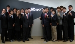 주식회사 KT스포츠 출범을 축하하며 소속 선수 및 코치진들과 권사일 사장, 주영범 야구단장이 화이팅을 외치고 있다.