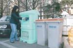 신도산업이 기존 의류수거함의 단점을 보완해 개발한 의류수거함.