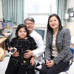 수술 이후 몸 상태를 확인하기 위해 고영초 교수(가운데)의 진료실을 찾은 아이린과 엄마 리엘레나씨.