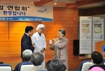 제품생산공장을 찾아 주부 소비자를 대표해서 우유가 안전한 지 요모조모 따져보는 주부클럽연합회 김천주 회장.