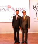 엄기일(오른쪽) 건국대 의학전문대학원 의학과 교수가 ‘제41회 보건의 날’ 기념 국민훈장을 받고 진영(왼쪽) 보건복지부 장관과 기념촬영을 하고 있다.