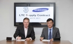 아일랜드 허치슨3G CEO 로버트 피네간(左)과 삼성전자 영국법인 영업·마케팅담당 김준영 상무(右)가 계약서에 서명하고 있다.