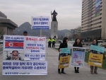 애국주의연대 최용호 대표가 15일 광화문 광장 이순신 동상 앞에서 제4차 우민끼 가입 종북세력 엄단 촉구 릴레이 일인시위를 전개하고 있다.
