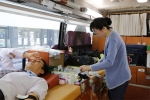 주택금융공사 임직원들이 17일 서울 남대문로 본사에서 ‘사랑의 헌혈’을 하고 있다.
