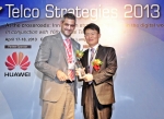 SK텔레콤의 윤종필 Convergence Tech. Lab장(사진 오른쪽)이 말레이시아 쿠알라룸푸르에서 17일(현지시각) 열린 ‘텔레콤 아시아 어워드(Telecom Asia Awa