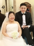 결혼식에 앞서 웨딩 피팅을 하며 포즈를 취하고 있는 오승희, 이일수씨 커플