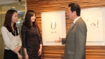 한국씨티은행에 방문한 고객이 故김수환 추기경의 작품을 감상하고 있다.