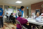 사회복무요원들이 노인들의 식사를 보조하는 모습.