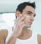 올바른 면도를 위해서는 비누거품보다 쉐이빙 폼을 이용하여 거품을 충분히 내주는 것이 좋다(사진제공=엔오티에스).