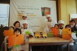뺑드빱빠 대표 이호영 쉐프(맨 뒷줄 왼쪽), 이노버코리아 대표 한승우(맨 뒷줄 오른쪽)와 대디북 출판기념회에 참가한 가족들이 기념사진을 찍고있다.