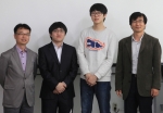 화이트 해커로 맹활약중인 최영남, 이종원씨(왼쪽 두번째, 세번째)가 스승의 날을 앞둔 지난 7일 동명대를 찾아 스승인 최영남 교수(왼쪽 첫번째)와 이성운 교수(오른쪽 첫번째)에 인
