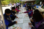 신한아이타스 임직원들이 11일 속리산국립공원에서 환경보호 캠페인 홍보뱃지와 쓰레기 봉투를 등산객에게 나눠주기 위해 포장을 하고 있다.