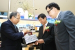 IBK기업은행과 코레일은 13일 서울역사 내에 중소기업 전용 판매장인 중소기업 명품마루를 개점했다. 사진은 조준희 은행장(가운데)과 정창영 사장(오른쪽)이 국선옻칠 오세운 사장에게