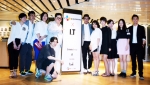 홍콩 최대 패션그룹 I.T에 입점한 드민(DEMIN) 매장에서 장민영 디자이너, I.T 부회장 Deborah Cheng, 정윤기 스타일리스트 등이 K패션을 응원하고 있다.