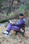 선마을에서 독서중인 이시형 촌장님