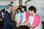 박승호 포항시장이 전국장애학생체전에서 준우승을 차지한 명도학교 역도부학생들을 격려하고 있다.