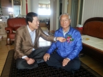 김홍중 복지환경국장이 초등학교 시절 은사를 방문해 카네이션을 달아드리고 있다.