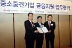 KB국민은행과 한국무역보험공사는 5월 20일 오전 소공동 조선호텔에서 1조 3,600억원 규모의 중소기업 금융지원 특별출연 협약을 체결하였다. 민병덕 은행장(왼쪽), 윤상직 산업통