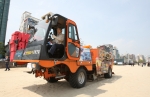 박승호 포항시장이 직접 비치크리너를 운행하여 북부해수욕장 백사장 정비작업을 실시하고 있다.