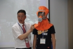 대한손상예방협회 배석주 사무국장이 교육생들에게 방독면 착용법을 설명하고 있다