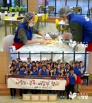 삼성전자 직원들이 저소득층 아동을 위한 봉사활동으로 함께하는 사랑밭이 진행하고 있는 캠페인에 참여해 쿠키를 만들고 있다.