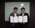 바이럴 마케팅 전문업체 (주)리얼로거코리아와 쇼핑몰 비디오커머스 영상 플랫폼 빙크(VINK)를 서비스하고 있는 업체 엔톰(NTOM)이 전략적 제휴를 맺고 기념촬영을 하고 있다.