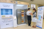 7년 연속 양문형 냉장고 세계 판매 1위 삼성전자가 국내 최대 할인점 이마트와 함께 신개념 양문형 냉장고인 삼성 지펠 푸드쇼케이스를 알리기 위한 공동마케팅을 진행 중이다. 삼성전자