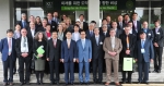 건국대를 방문한 독일 연방 최대 산업도시인 바덴-뷔르템베르크주(州)의 주정부-대학-기업-연구소 대표 등으로 구성된 사절단과 건국대와 서울시, 국내 연구기관 관계자들이 기념촬영을 하