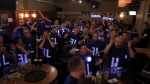 PERFORMANCE JERSEY를 입고 경기를 즐기는 첼시 FC 응원단.