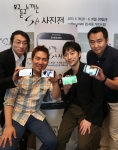 갤럭시S4의 보고 듣고 느끼는 S4 사진전에서 사진전에 참여한 사진작가 강영호, 피아니스트 이루마, 셰프 샘킴, 웹툰작가 김양수가 S4에 담긴 자신들의 사진 작품을 들고 포즈를 취