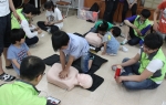 대구사회복무교육센터 봉사동아리인 행복한 동행이 아이들에게 심폐소생술을 가르치고 있다.