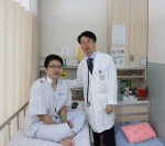 건국대병원 간호사의 목격자 심폐소생술과 치료로 살아난 정양록 환자(왼쪽)와 주치의 심장혈관내과 김현중 교수(오른쪽).