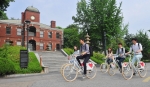 15일 오후 서울 광진구 능동로 건국대학교 캠퍼스에서 학생들이 캠퍼스 무료 자전거를 타고 있다.