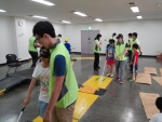 사회복무요원이 아동들의 시각장애 체험 보조