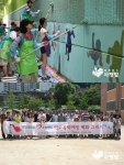 사단법인 함께하는 사랑밭과 하나금융지주 하나사랑봉사단은 서울 개봉중학교(서울시 구로구)에서 학교폭력예방을 위한 힐링 벽화봉사에 나섰다.