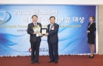 유유제약은 제약사로는 유일하게 18일 조선일보 헬스조선 주최로 열린 2013년 메디칼 건강산업 대상을 수상했다.(사진 왼쪽 유유제약 박중선 전무이사)