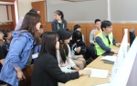 염경중학교 학생들과 상품 디자인 및 전자상거래 체험을 하고 있다.