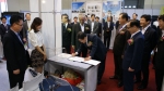 6월 20일 벡스코 창업투자대전에 전국의 대학 가운데 유일하게 참가한 동명대 창업동아리 부스를 직접 찾아 서명하는 허남식 부산광역시장과 설동근 총장 등 일행.