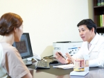 환자와 상담 중인 참진한의원 이진혁 대표원장