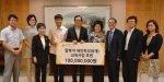 김용환 수출입은행장(가운데)은 24일 여의도 본점에서 8개 탈북자 대안학교 교장들을 만나 후원금 1억원을 전달했다.