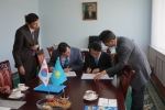 상명대 강태범 총장(가운데 오른쪽)과 알마티기술대 Kulazhanov Kuralbek Sadibaevich 총장(가운데 오른쪽)이 교류협정을 체결하고 있다.