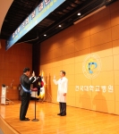 건국대병원 교직원은 1일(월) 금연병원 선포식을 개최했다. 대표자가 금연 선언을 하고 있다.