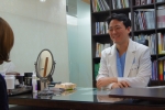 여성탈모 진료를 하고 있는 털드림 피부과전문의 류효섭 원장