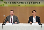 크리스 케니얼리 테트라팩 코리아 사장(오른쪽)과 김상범 서울시 행정1부시장(왼쪽)이 지역사회 참여 활성화와 기후변화 대응 협력을 위한 업무협약에 서명하고 있다.