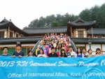 2013 건국대 국제하계프로그램(ISP)에 참가한 외국인 학생들이 한복을 입고 단체사진을 촬영하고 있다.